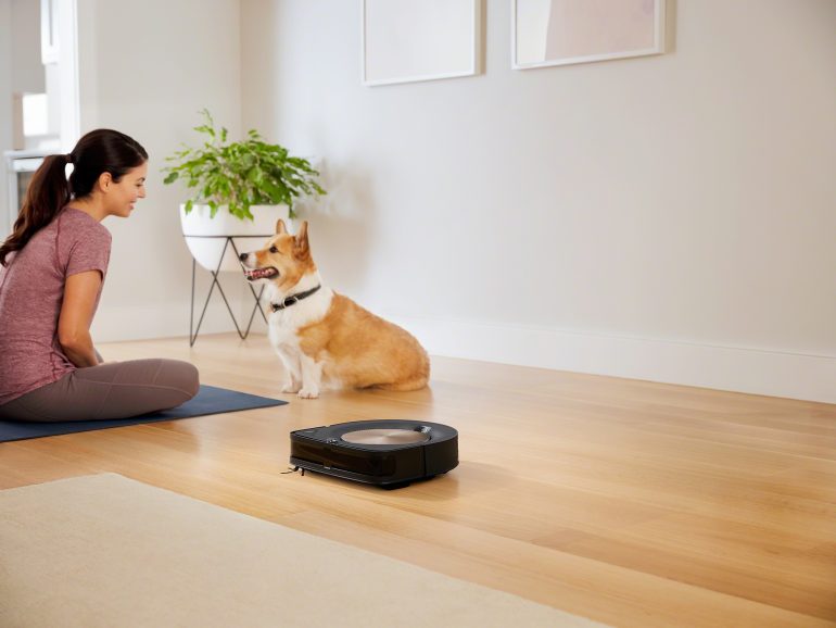 iRobot Roomba s9_Lifestyle_Mom and Dog
