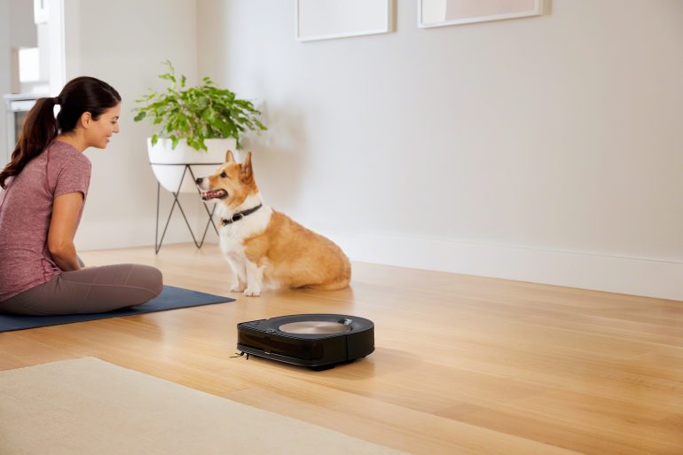 iRobot Roomba s9_Lifestyle_Mom and Dog